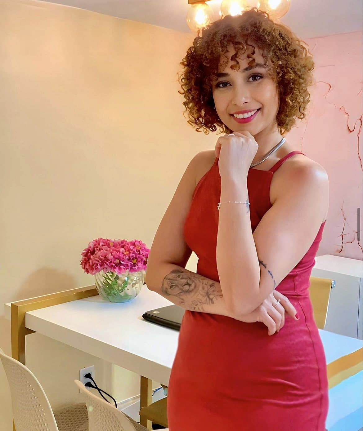 Rafaela Santana de vestido vermelho na sala de atendimento
